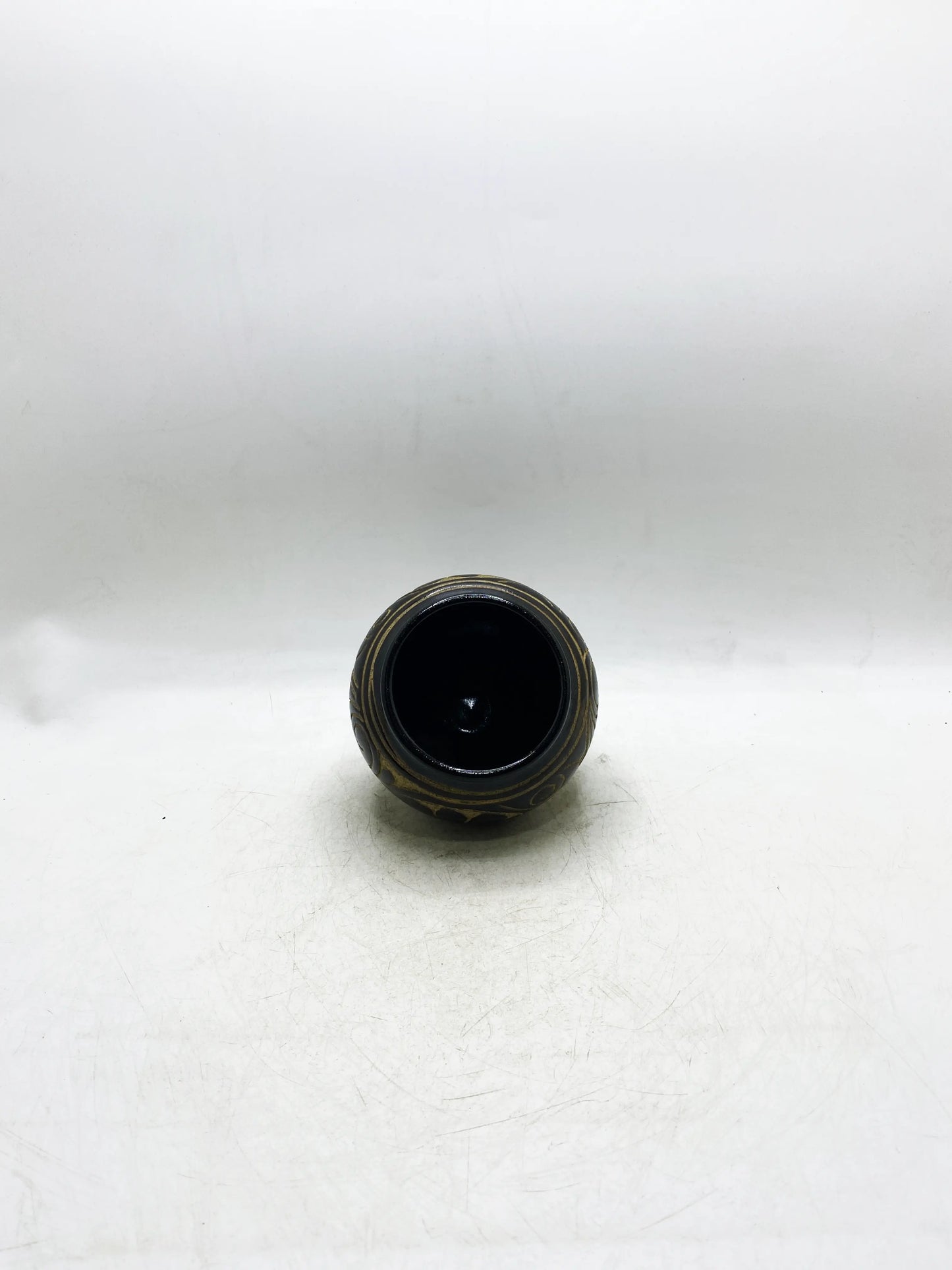 明代耀州窯黒釉彫刻枝繋ぎ壺