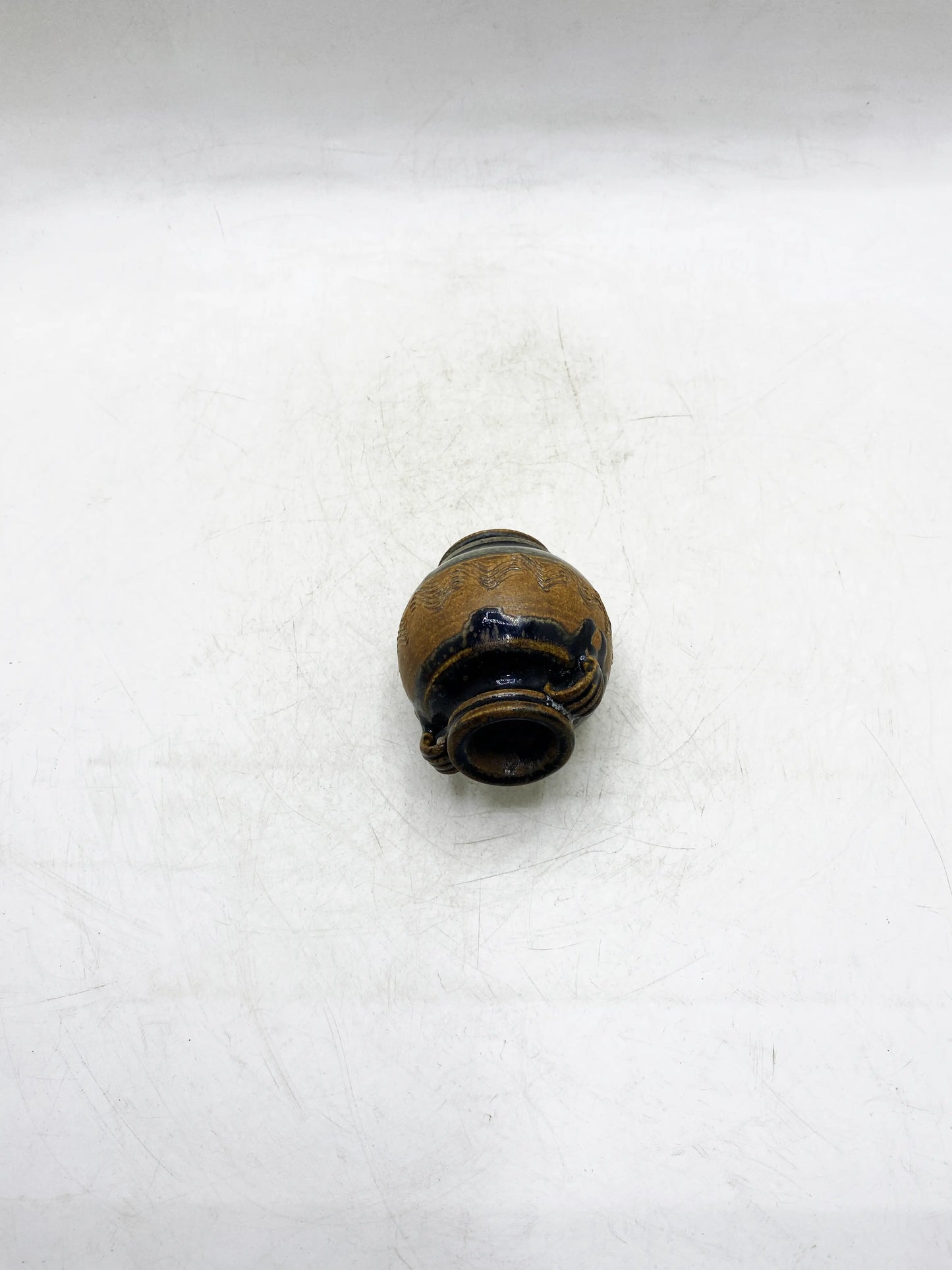 Doppelohr-Gefäß aus der Qing-Dynastie mit schwarzer Glasur und geschnitzter Landschaftsdarstellung.