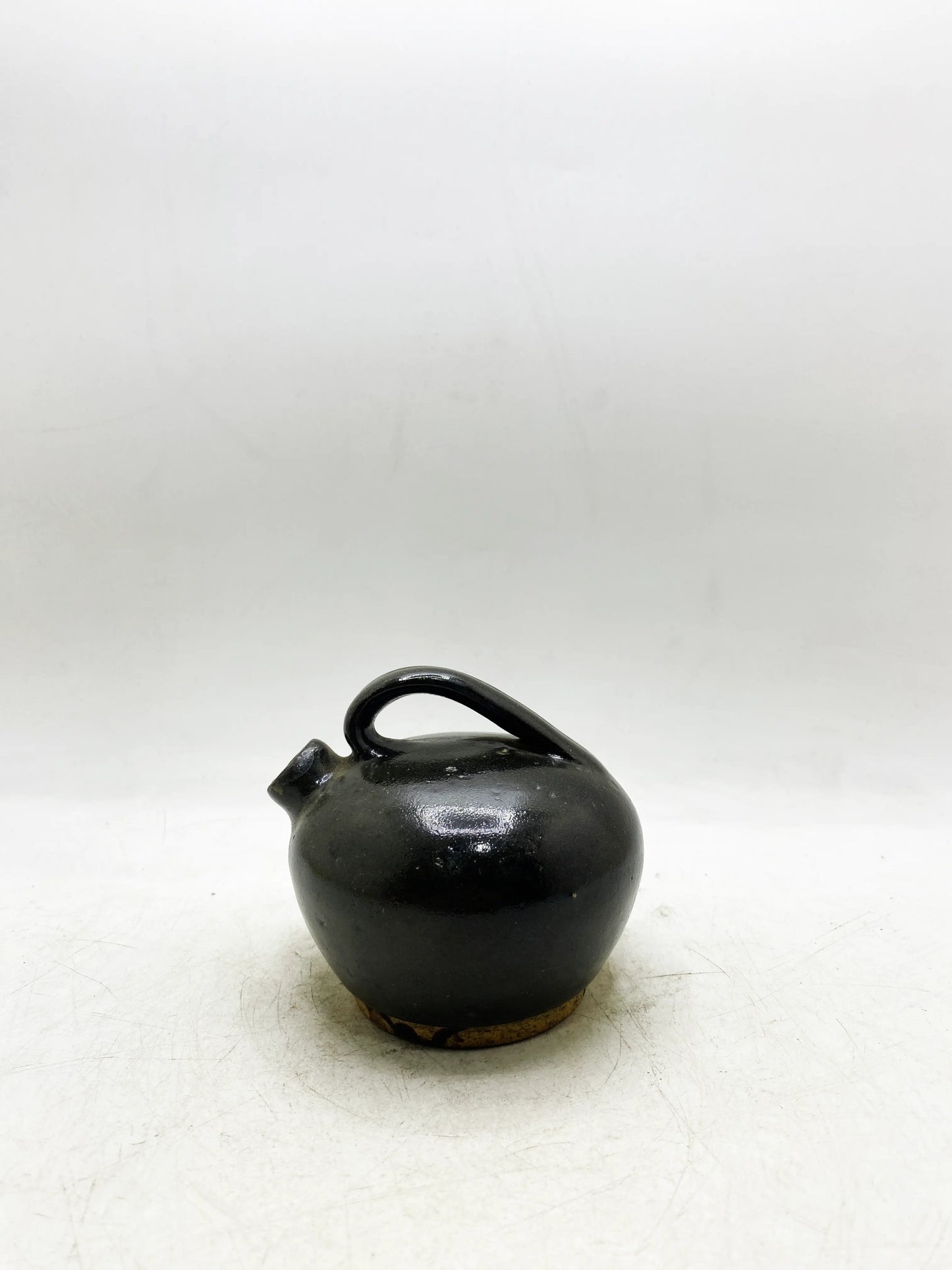 Kleine Kanne aus der Yuan-Dynastie mit schwarzer Glasur