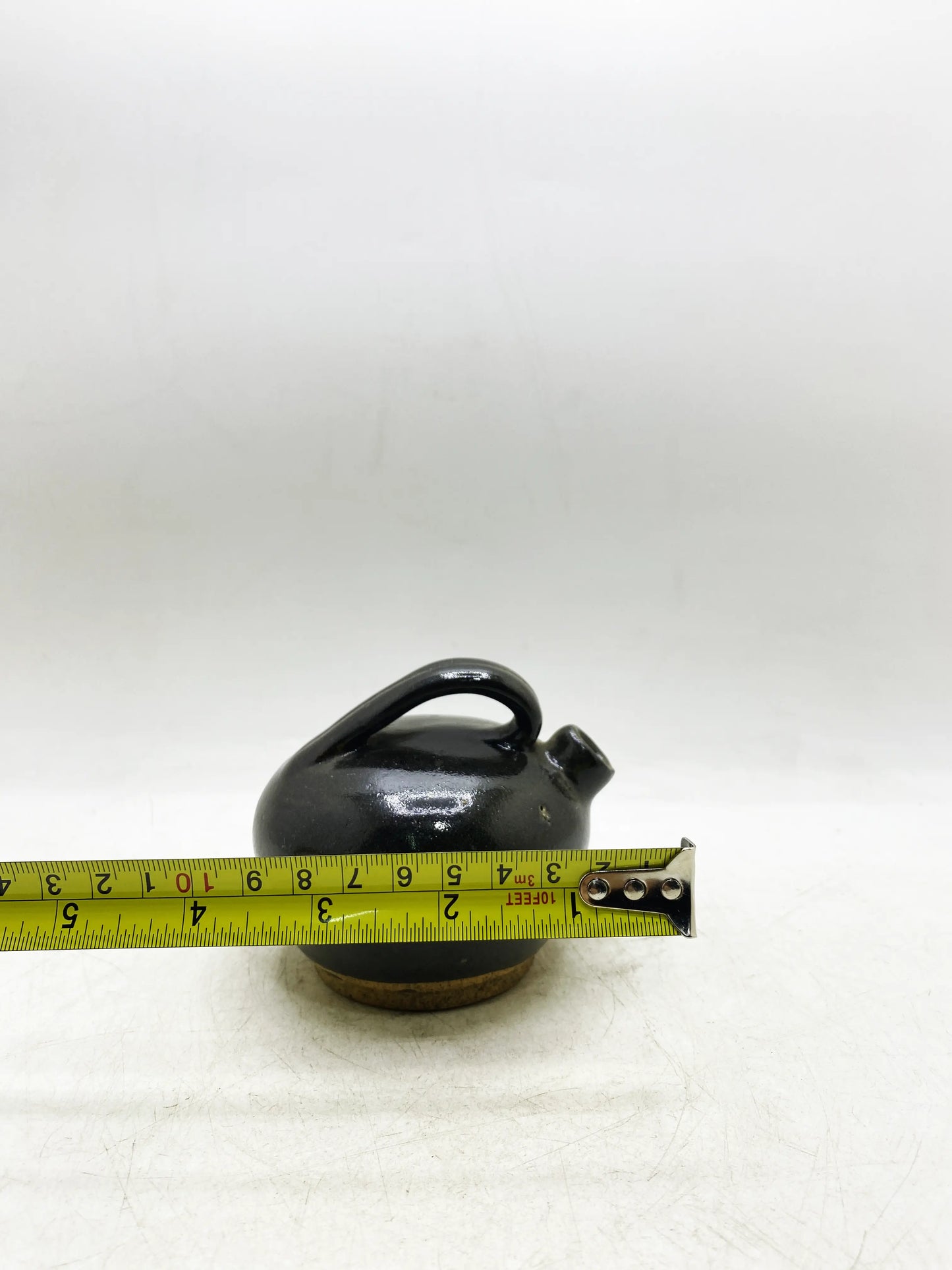 Kleine Kanne aus der Yuan-Dynastie mit schwarzer Glasur