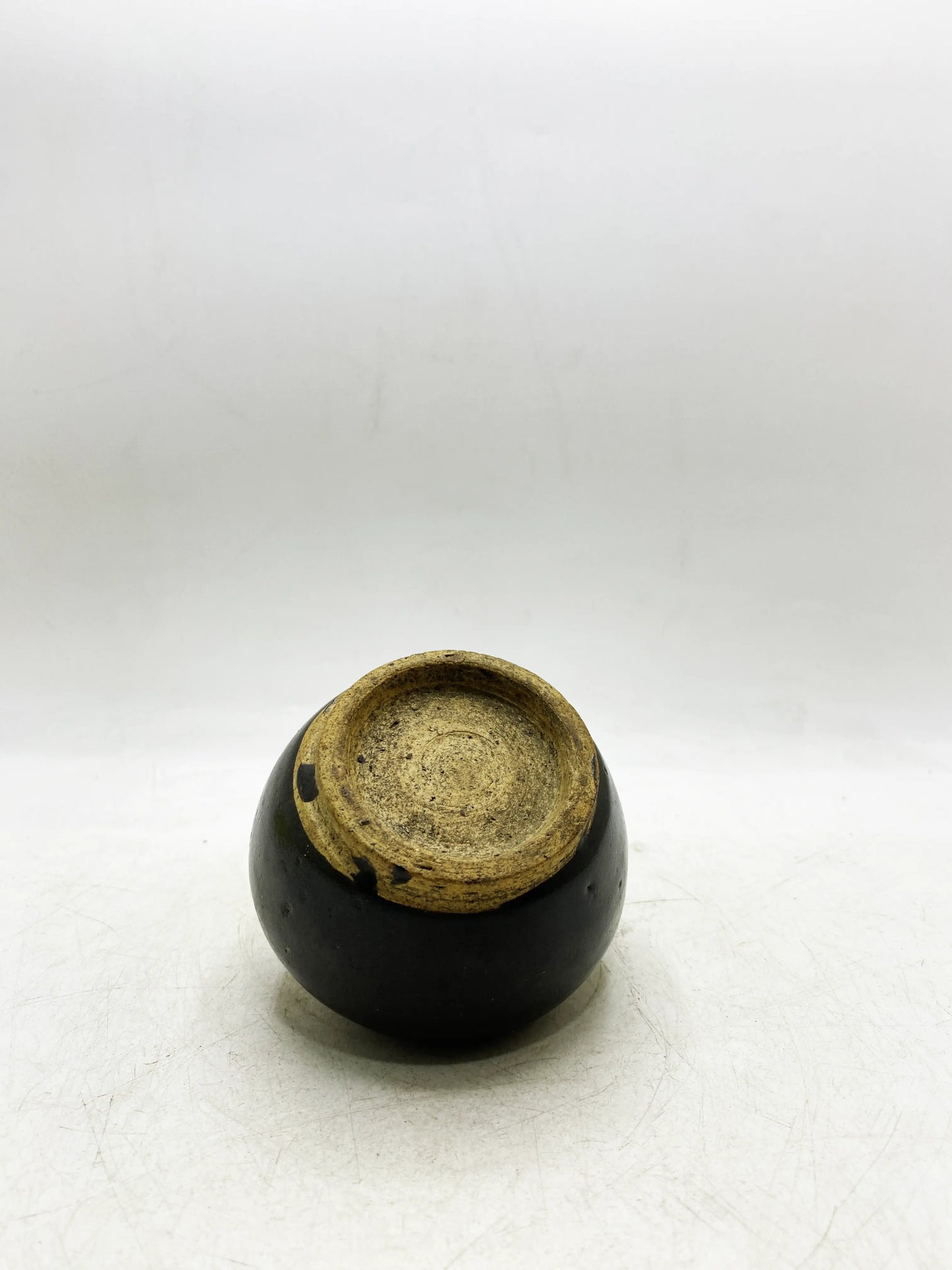 Kleine Kanne aus der Yuan-Dynastie mit schwarzer Glasur