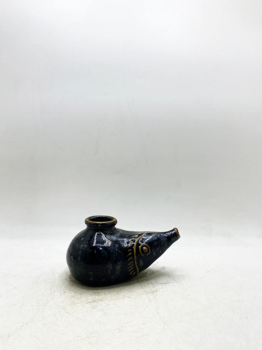 Wasserkrug in Fischform aus der Qing-Dynastie mit schwarzer Glasur, im Ofen bearbeitet.