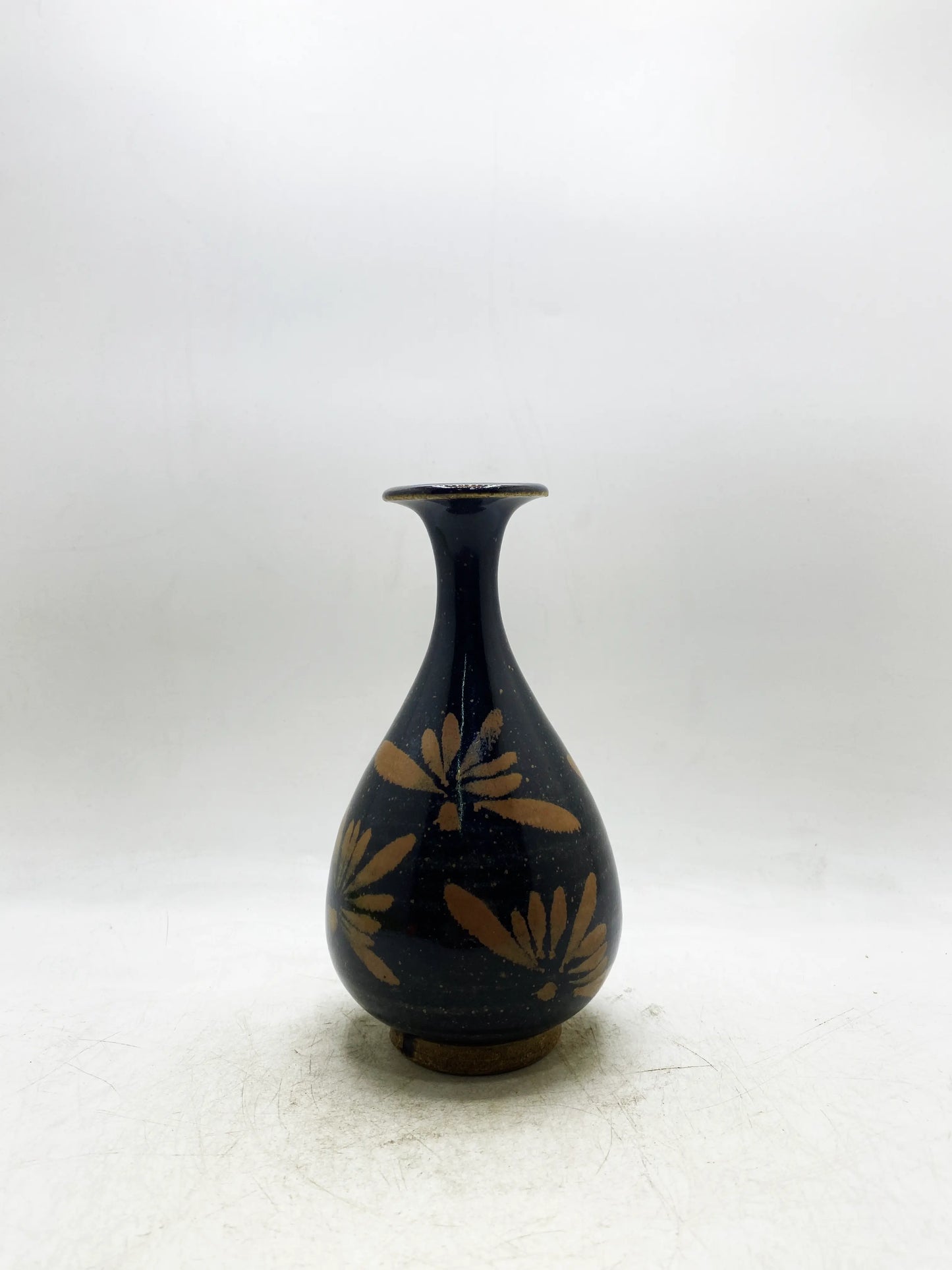 清代吉蘭釉茶彩菊玉虎春花瓶