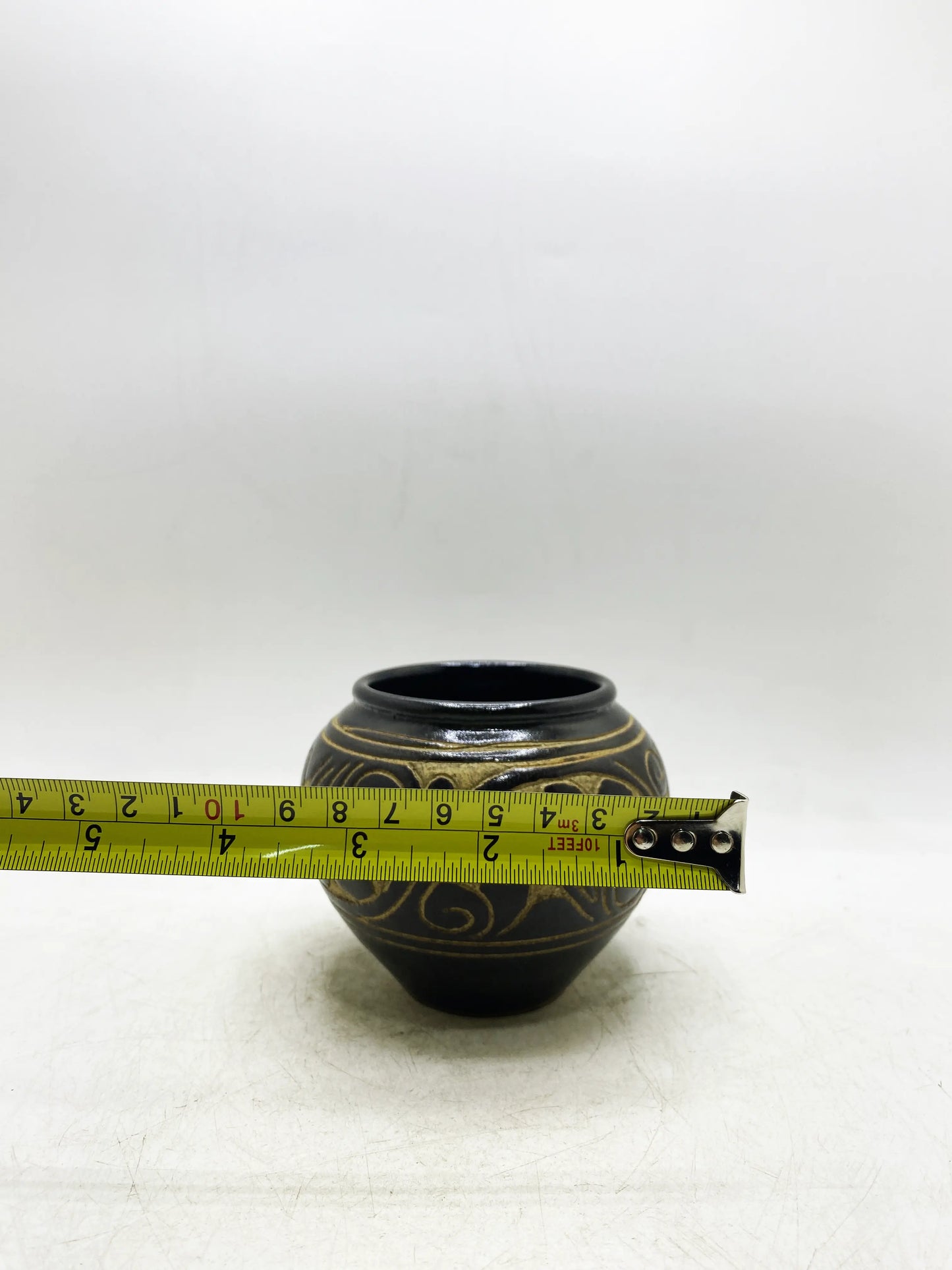 明代耀州窯黒釉彫刻枝繋ぎ壺