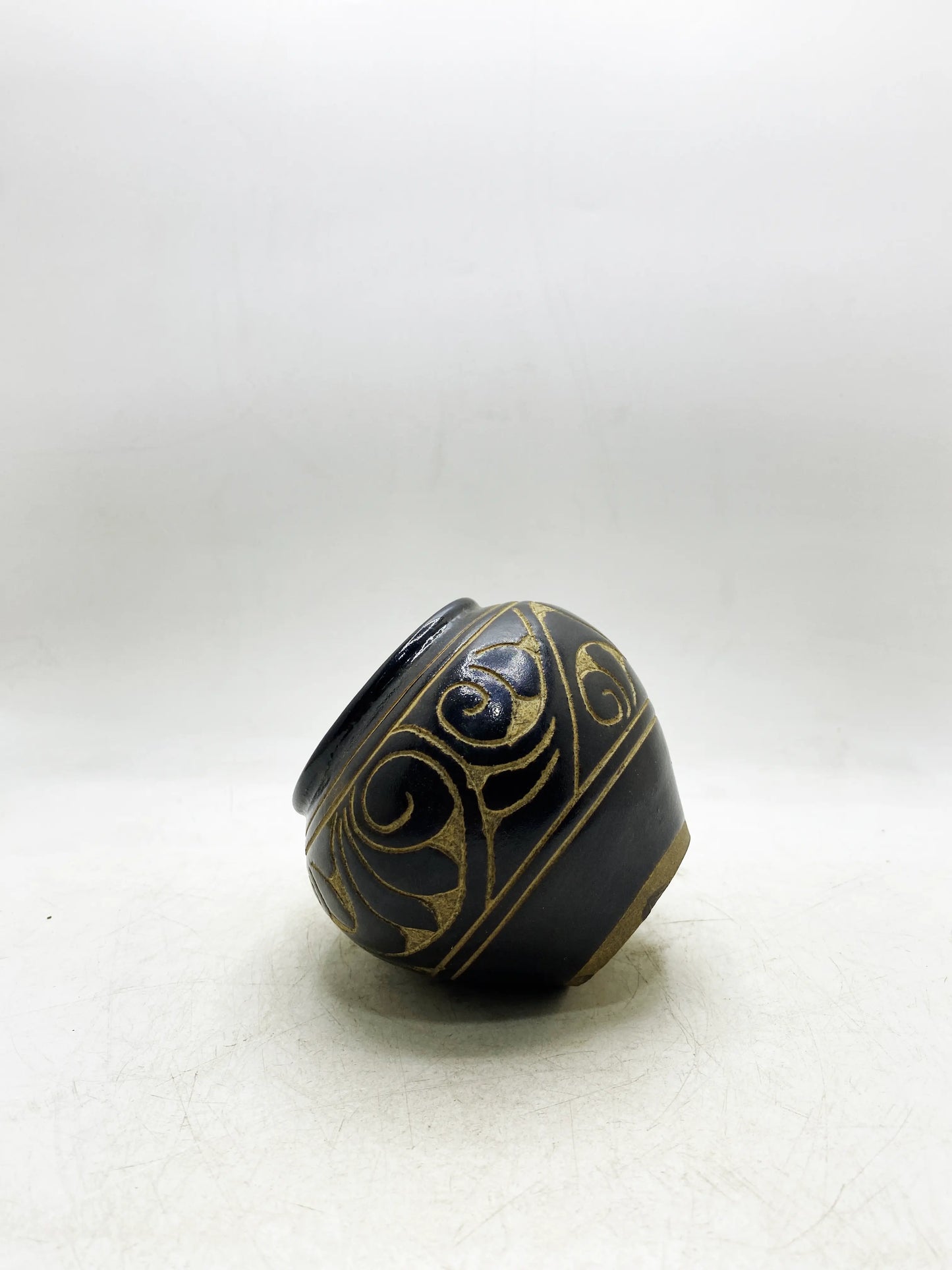 明代耀州窯黒釉彫刻枝繋ぎ壺