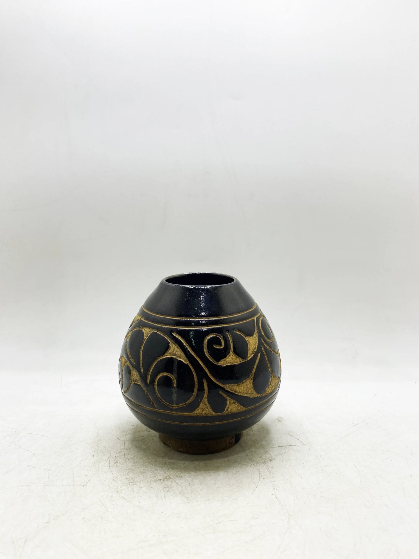 Qing Dynasty Black Glaze Carved Interlocking Branch Water Pot