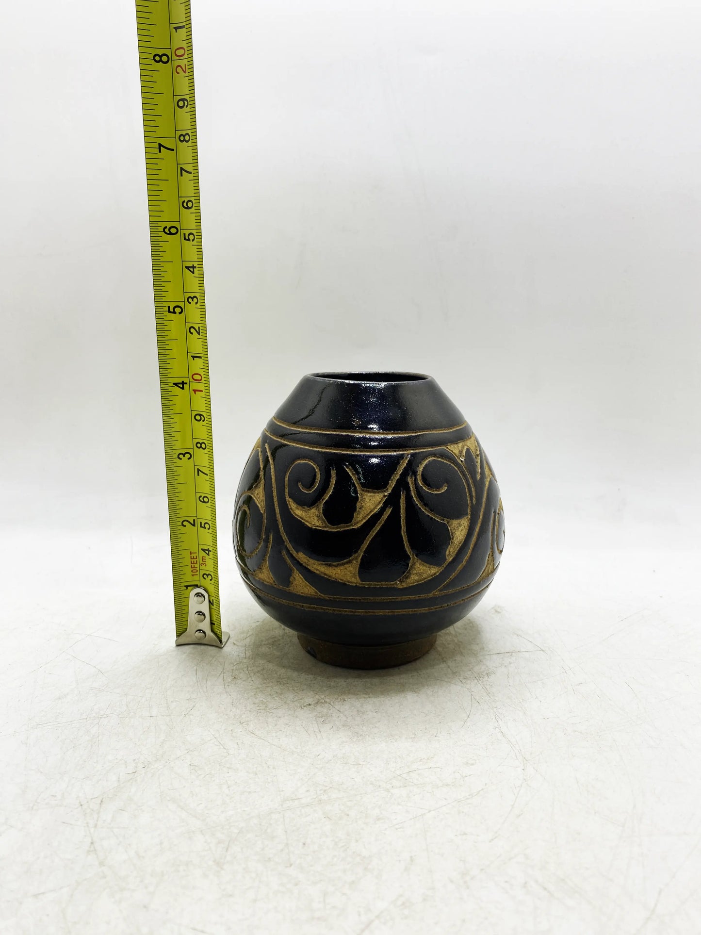 Qing Dynasty Black Glaze Carved Interlocking Branch Water Pot