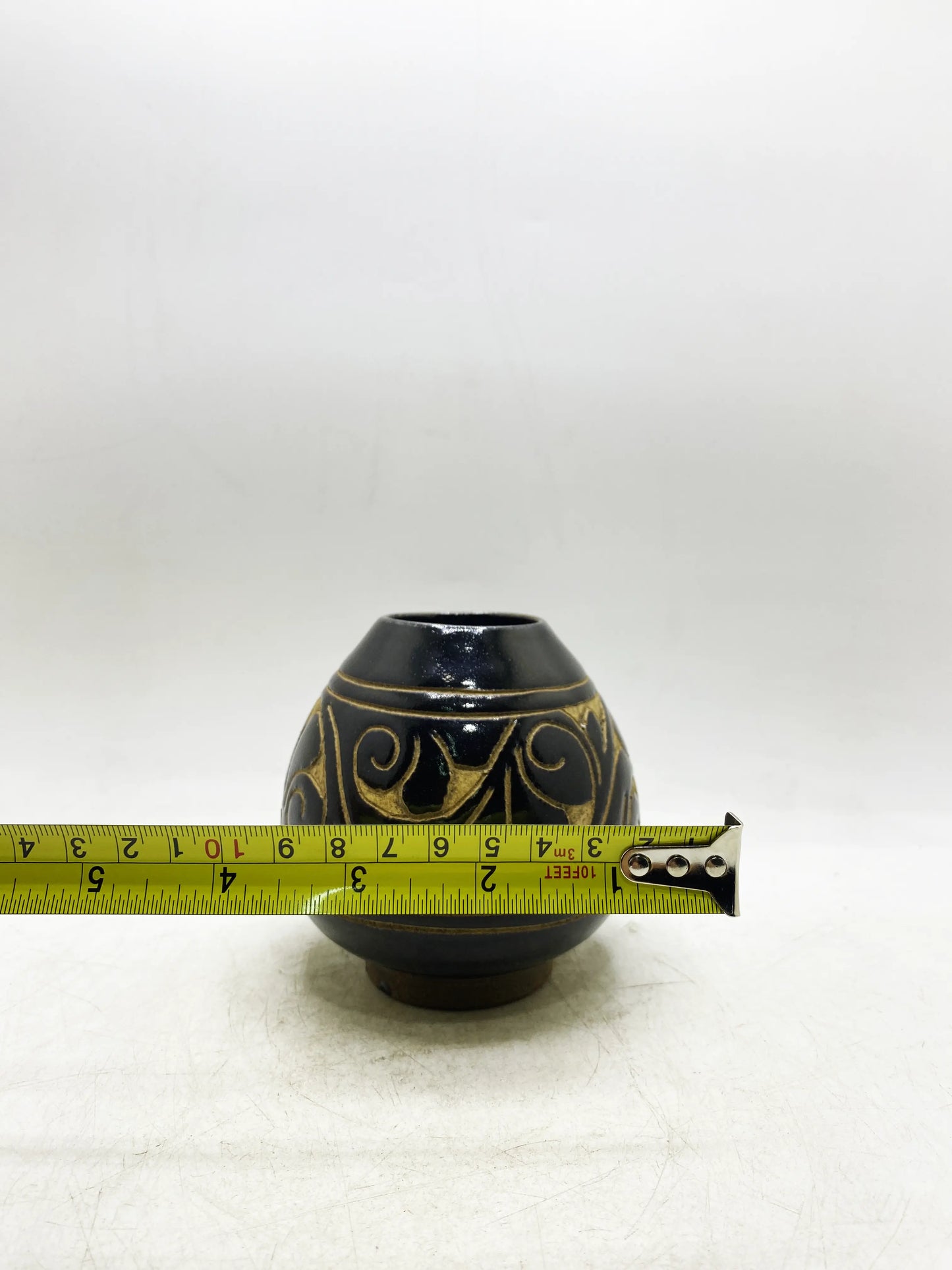 Qing Dynasty Black Glaze Carved Interlocking Branch Water Pot