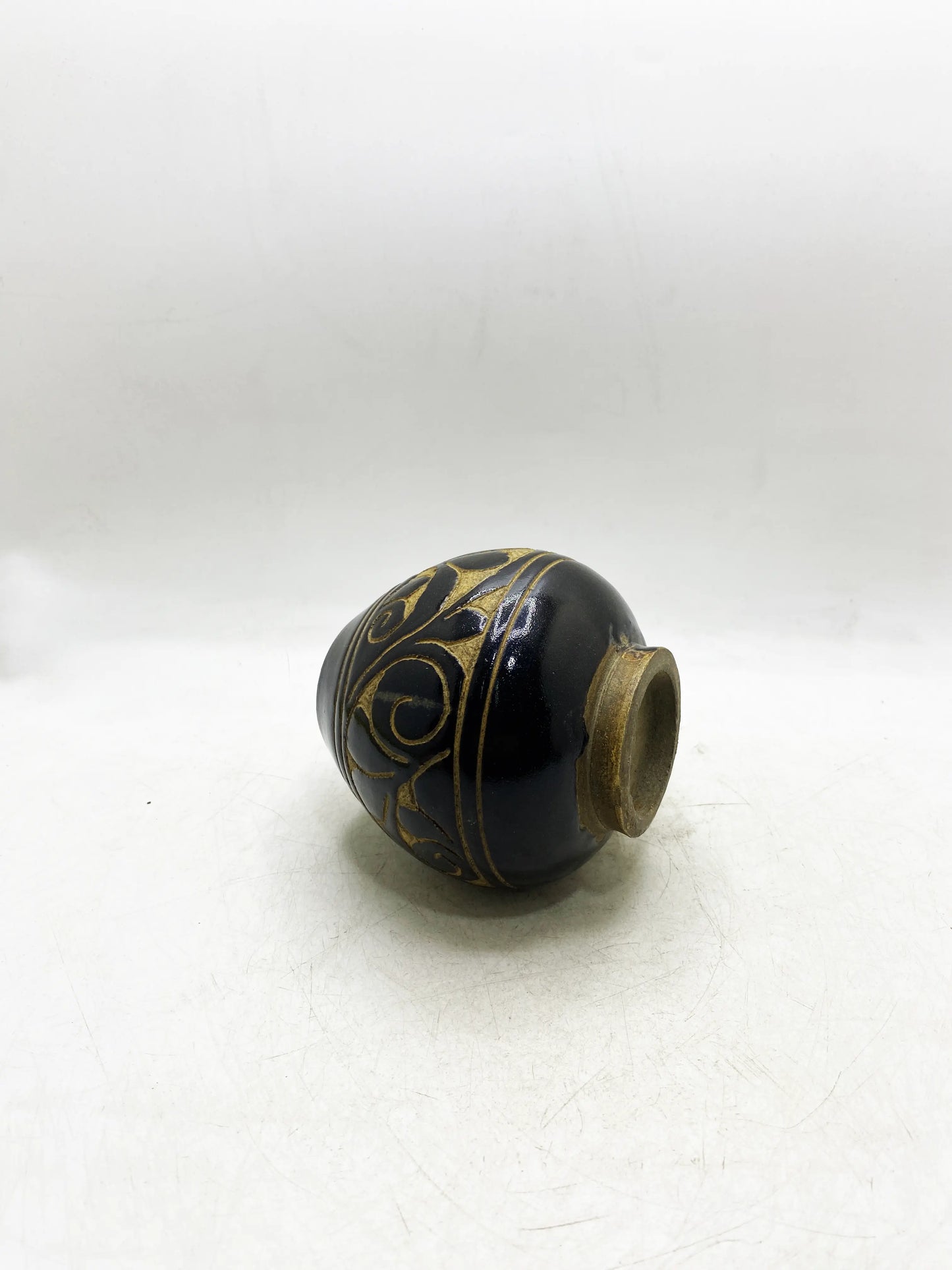 Qing Dynasty Black Glaze Carved Interlocking Branch Water Pot