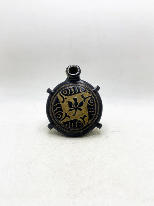 Flache Flasche aus der Qing-Dynastie mit schwarzer Glasur und braun bemaltem Blumenmuster