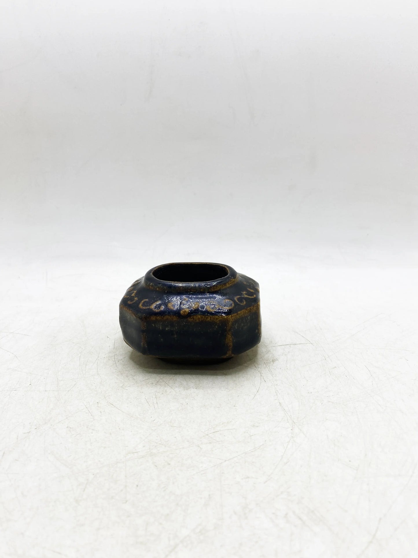 Qing Dynasty Black Glaze Carved Octagonal Water Pot