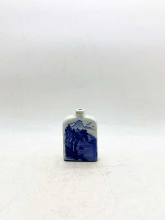 Flache Vase mit blau-weißem Landschaftsmotiv aus der Qing-Dynastie