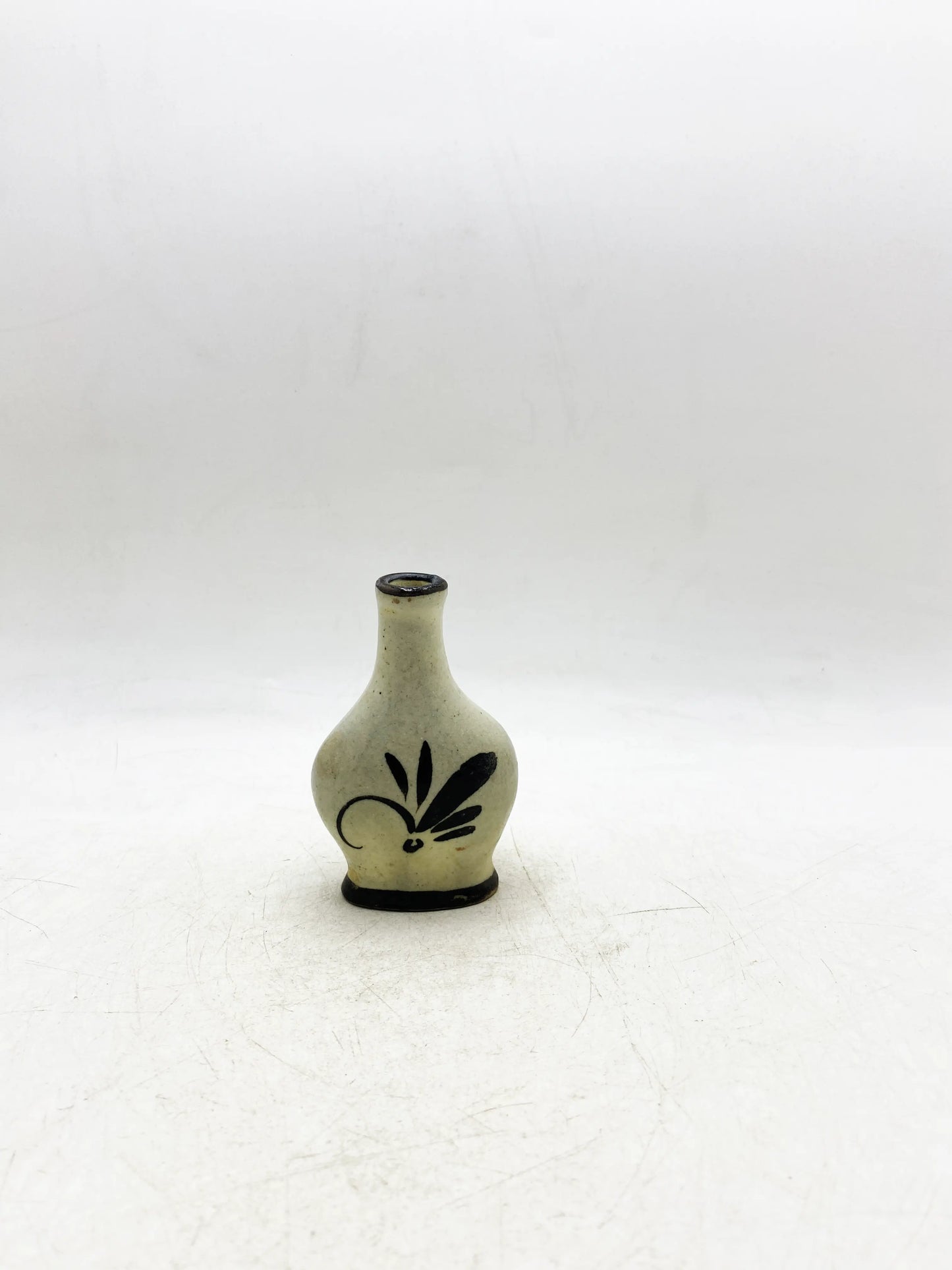 Kleine Vase aus der Ming-Dynastie, Cizhou-Ofen, weißgrundig, schwarzblühend