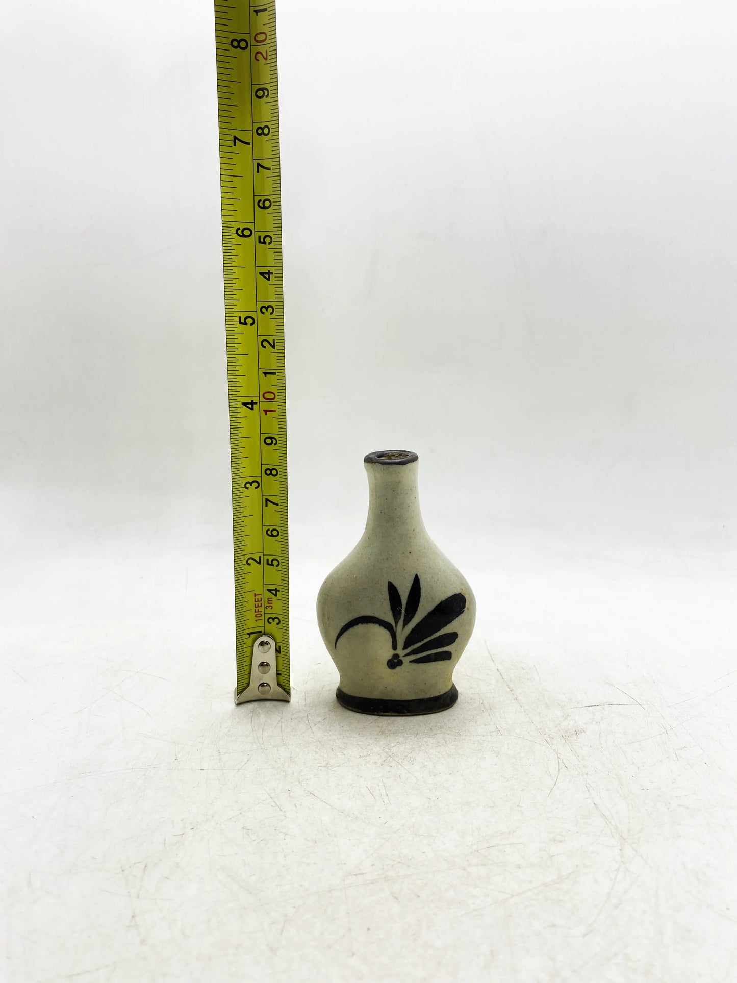 Kleine Vase aus der Ming-Dynastie, Cizhou-Ofen, weißgrundig, schwarzblühend