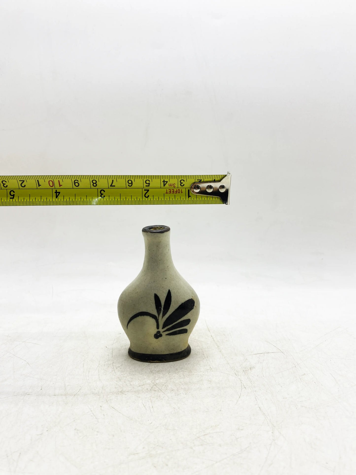 Kleine Vase aus der Ming-Dynastie, Cizhou-Ofen, weißgrundig, schwarzblühend