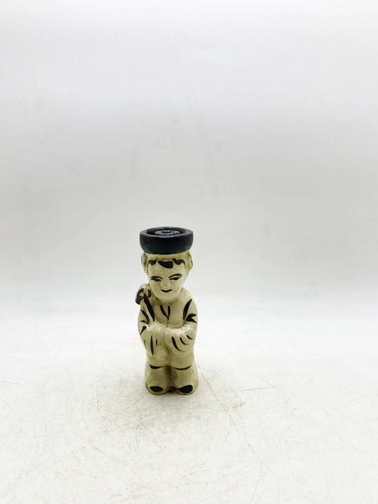 Kerzenständer aus der Qing-Dynastie mit weißer Glasur und schwarzer Bemalung in Figurenform