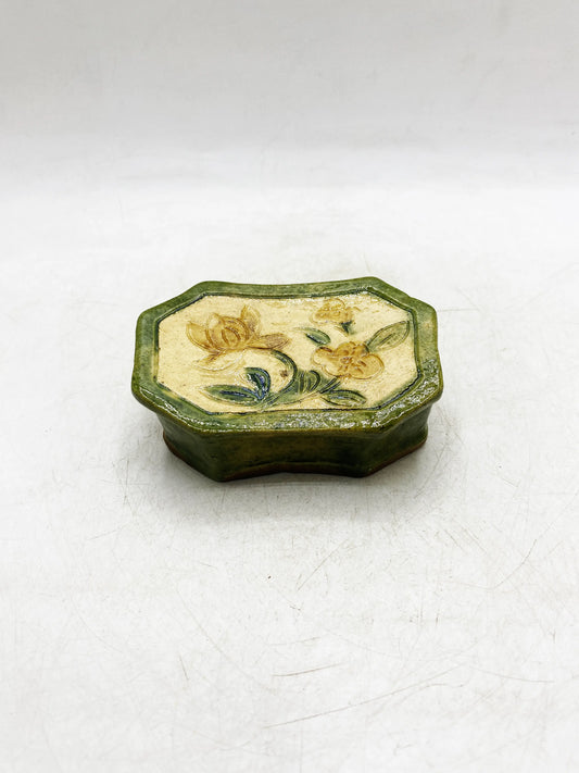 Achteckige Schachtel aus der Sancai-Schnitzerei der Qing-Dynastie mit Blumenmotiv.