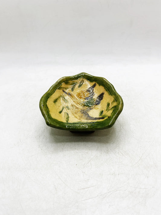 Schale aus der Qing-Dynastie mit geschnitztem Vogel- und Blumenmuster aus Sancai