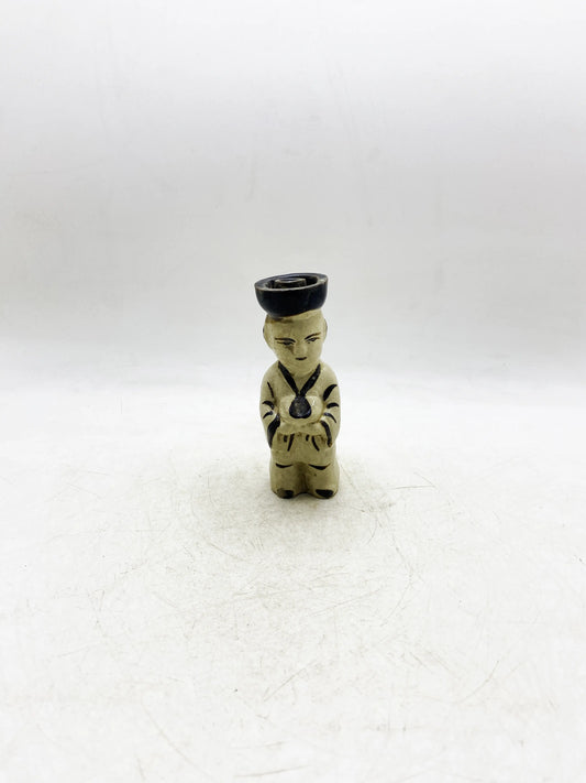 Kerzenständer aus der Qing-Dynastie mit weißer Glasur und schwarzer Bemalung in Figurenform