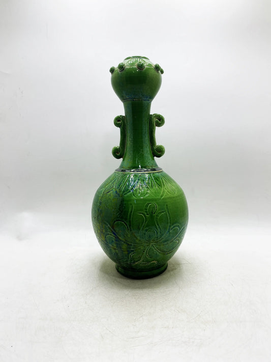 Vase aus der Qing-Dynastie mit grüner Glasur und geschnitzter Doppelknoblauchknolle