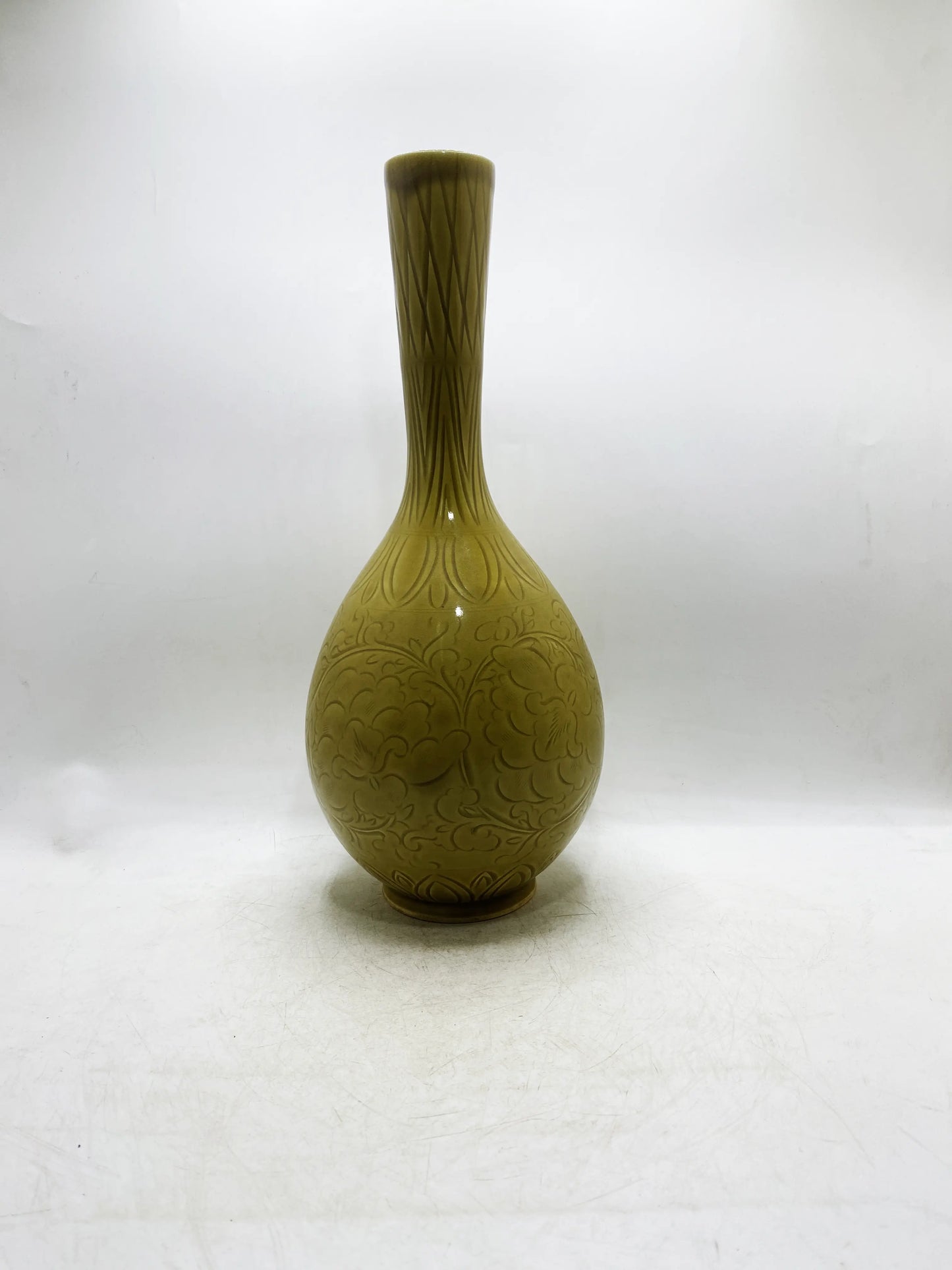 Gelbglasierte, geschnitzte Langhalsvase aus der Qing-Dynastie