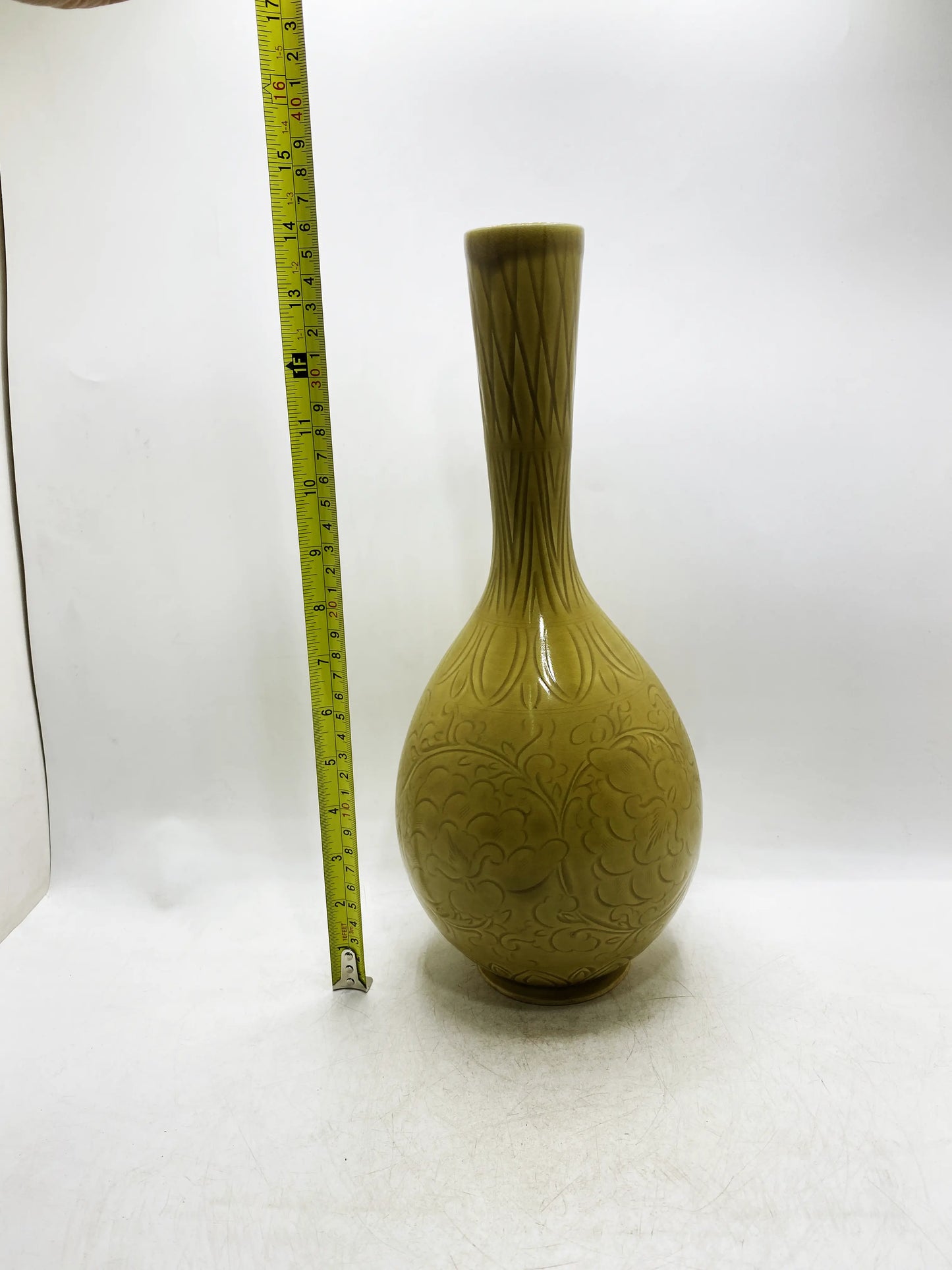 Gelbglasierte, geschnitzte Langhalsvase aus der Qing-Dynastie