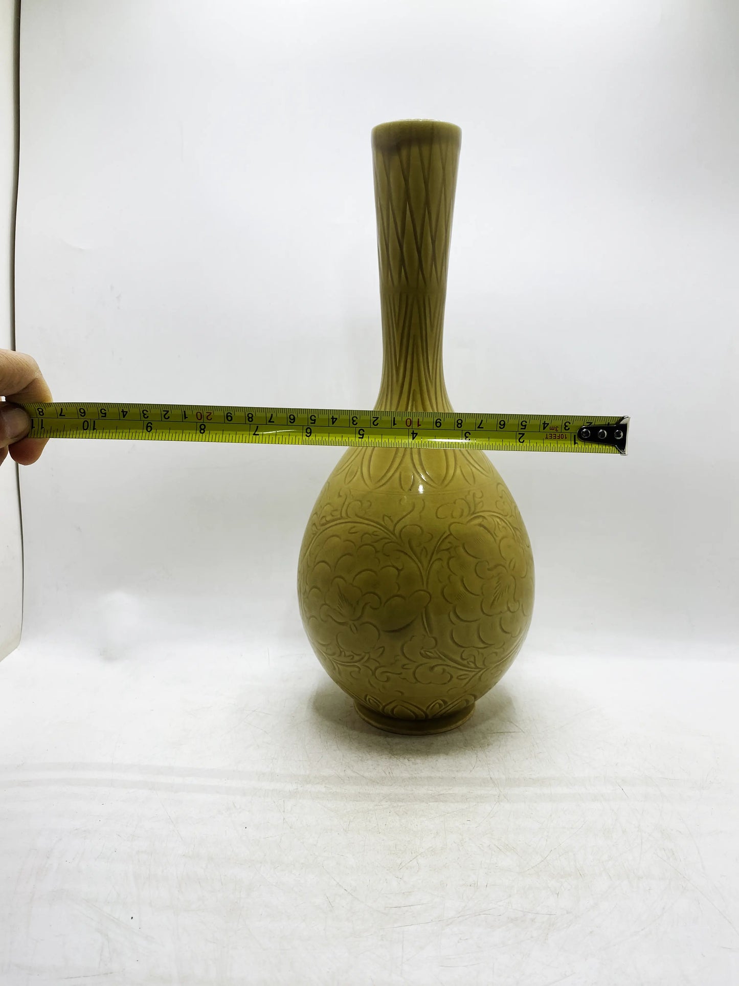 Gelbglasierte, geschnitzte Langhalsvase aus der Qing-Dynastie