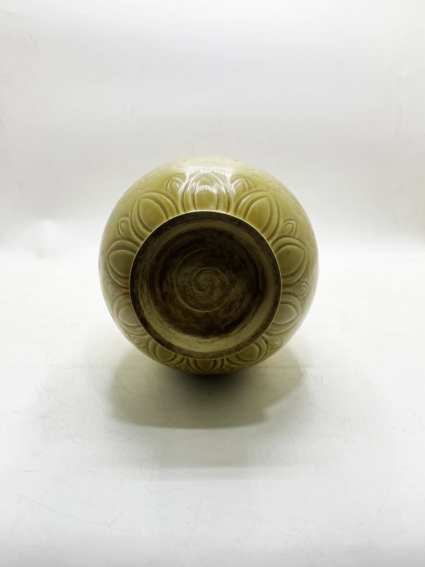 Gelbglasierte, geschnitzte Langhalsvase aus der Qing-Dynastie