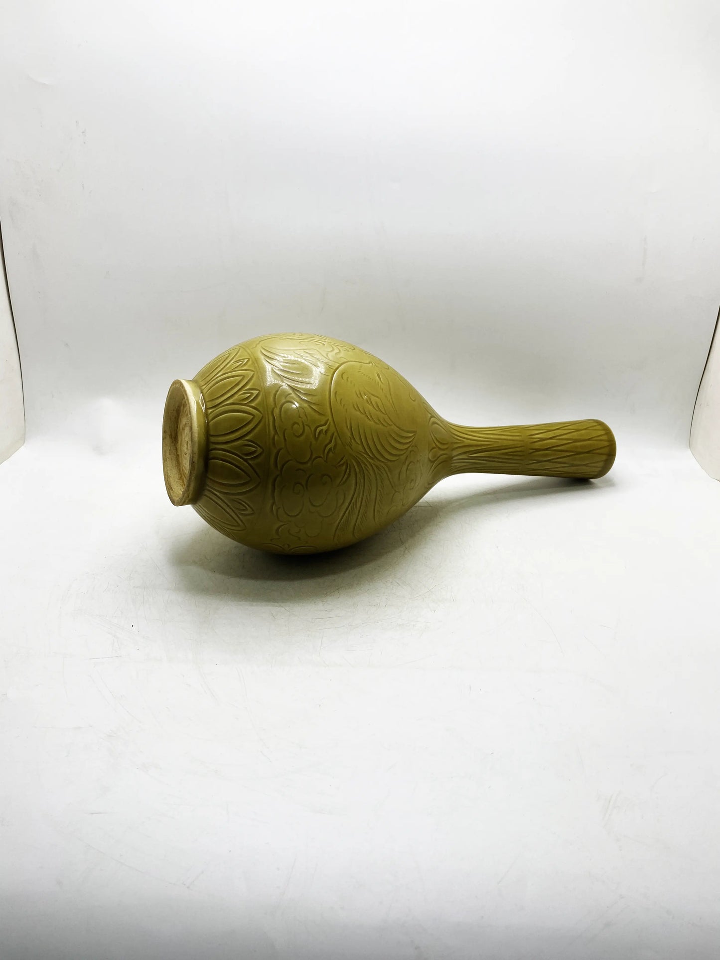 Gelbglasierte, geschnitzte Langhalsvase aus der Qing-Dynastie