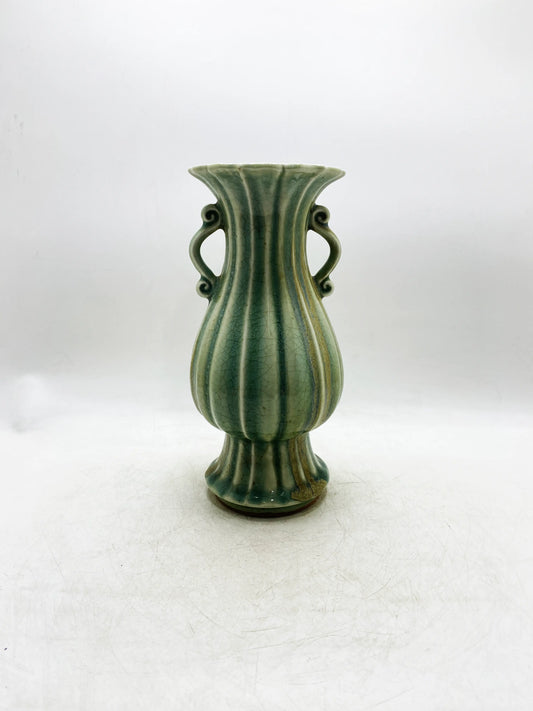 Doppelohrvase aus der Qing-Dynastie mit Celadon-Glasur, im Ofen geformt und mit Melonenrippen verziert.